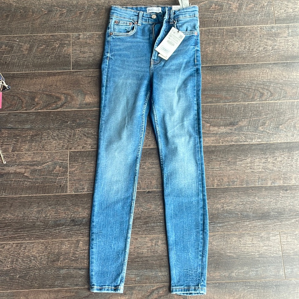 Zara Jeans
High Rise - Ankle Length